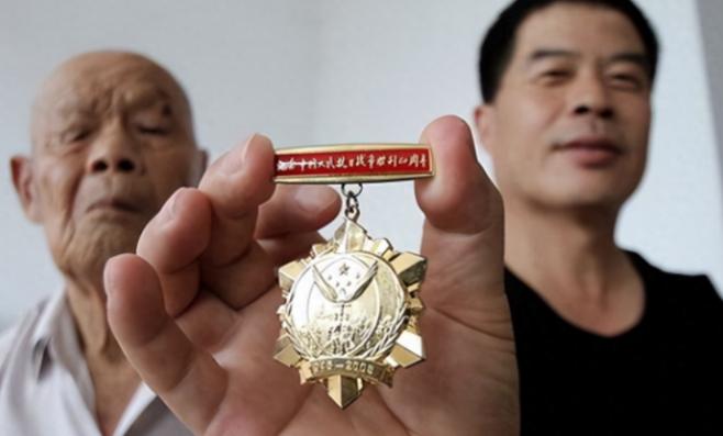 1956年，35岁农民，咳嗽10年，拒绝就医。一天，他突然用力咳嗽，“哇”的一声