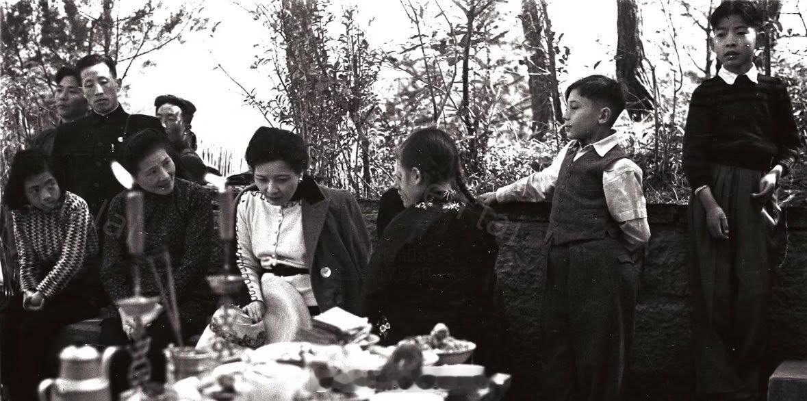 1947年，蒋介石携儿孙在奉化溪口扫墓祭祖。 