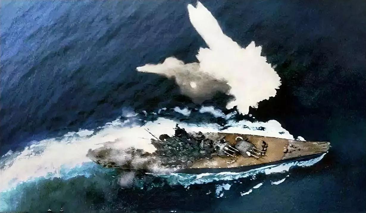这是著名的大和号战列舰。

1945年4月7日，冲绳，美军飞机正轰炸日本“大和”