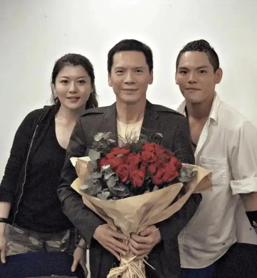 向华强一句话，炸出豪门孝顺新标准！
他公开夸女儿向咏恒比儿子孝顺，你敢信？
这哪