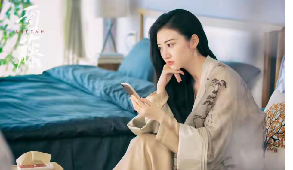 迪丽热巴“疯刀”美学封神。
​《枭起青壤》尾鱼宇宙的“绝色”女主，何止是美，简直