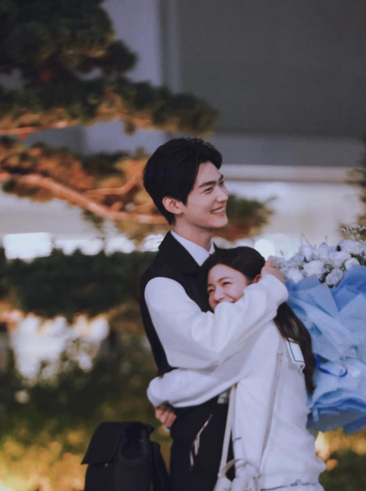 这张看着🐑里🐑气的，侧脸蛮好看 