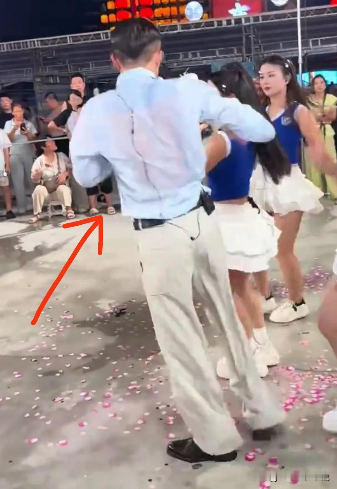 郭有才携手一五班女团在青州不夜场一首《爱情鸟》嗨翻现场！郭有才又唱又跳，太卖力了