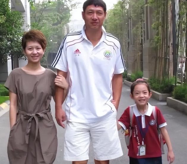 2002年，黎兵净身出户。成都银都花园的房子，归了空姐前妻。协议签完，他留下钥匙