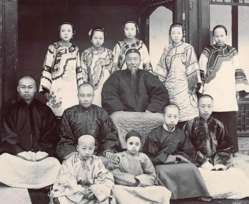 1901年，李鸿章去世，他给子孙留下4000多万两白银和无数家产。 可没想到，5