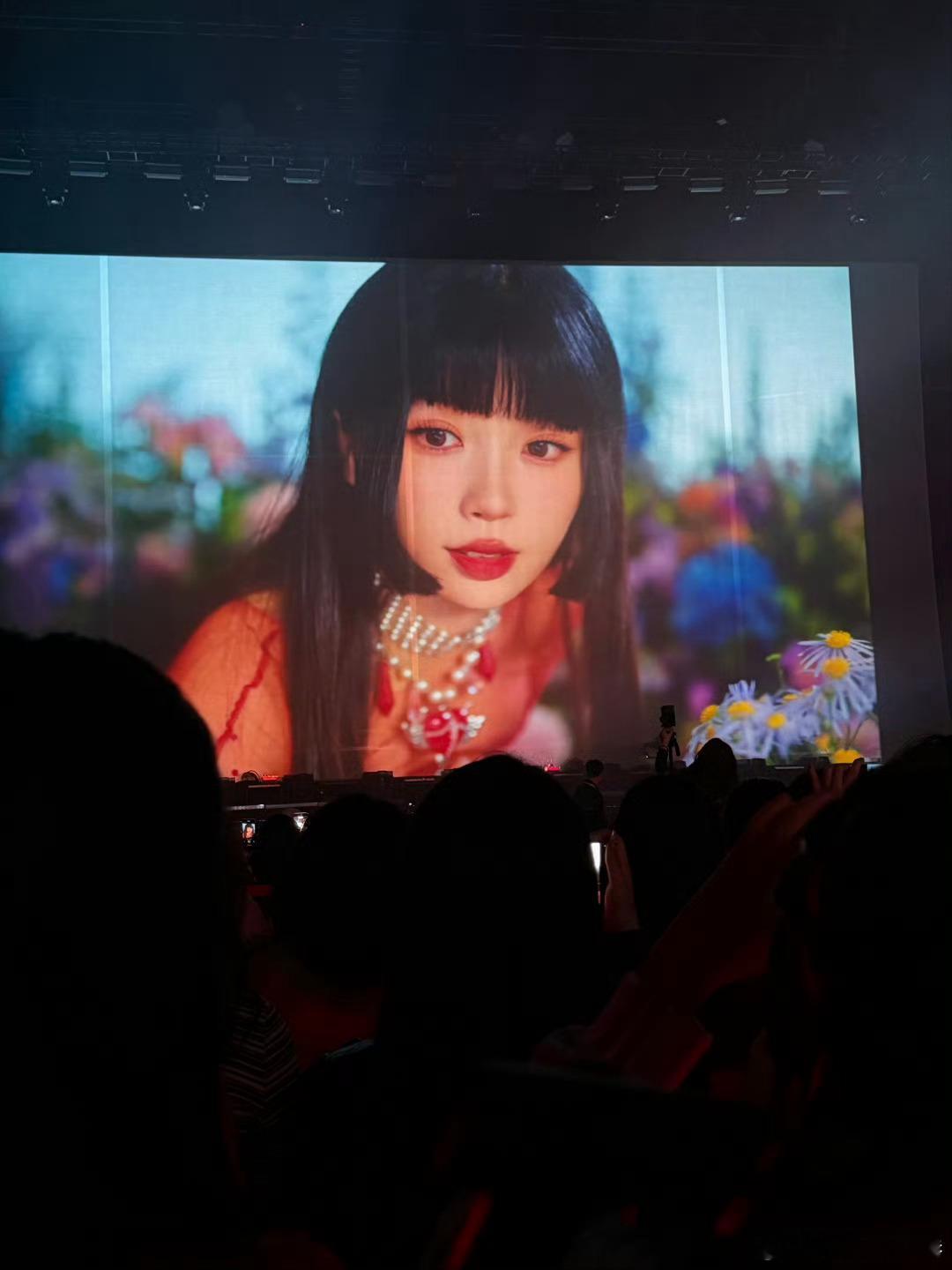 我靠！！！红裙齐刘海虞书欣你真的超级美啊啊啊啊啊啊啊啊 