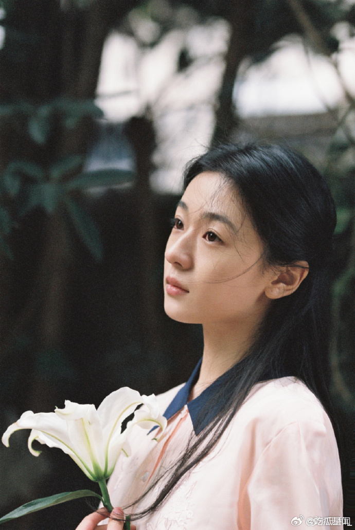 王和内娱独一份的干净白月光王和让年代文里的白月光有脸了王和这组怀旧写真真的太有氛