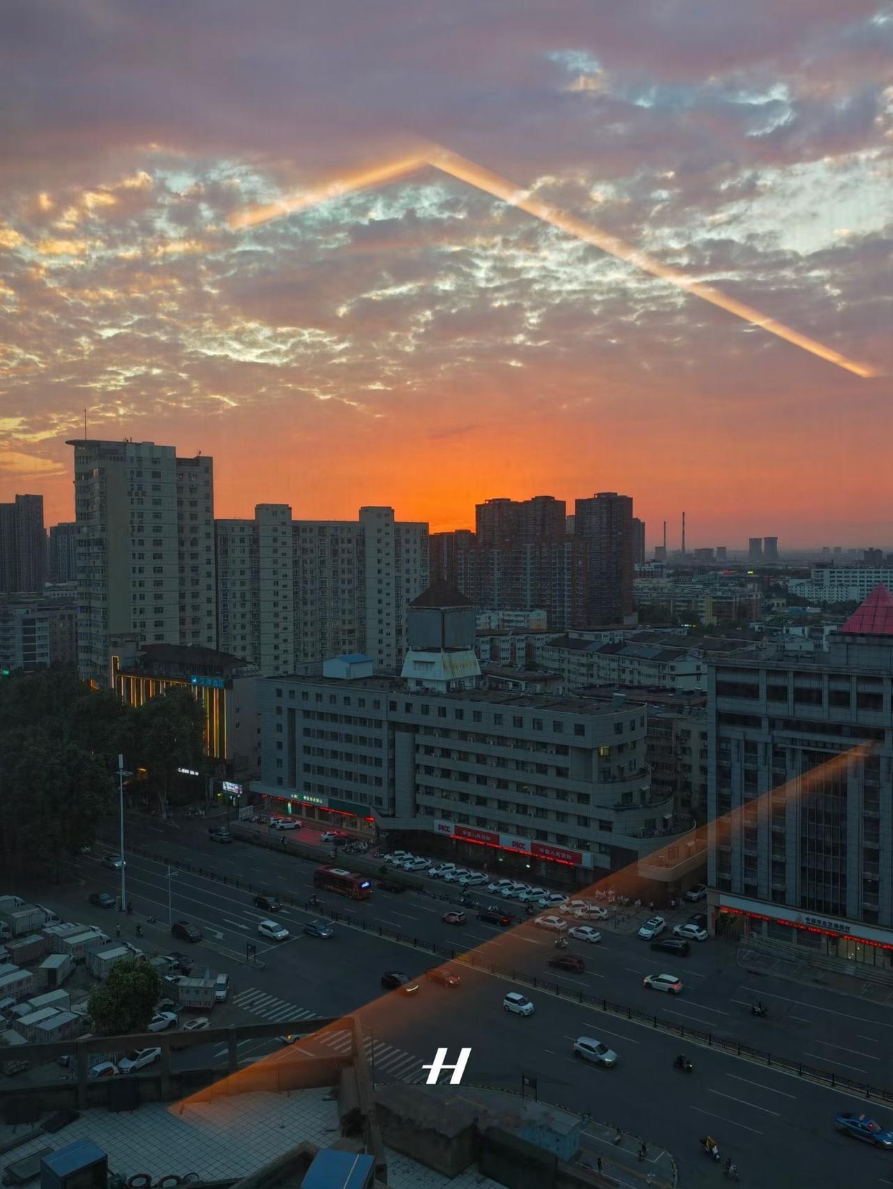 晒图笔记大赛落日熔金，晚霞为城市镀上温柔的橘色。车水马龙间，一天的喧嚣被晚风揉进
