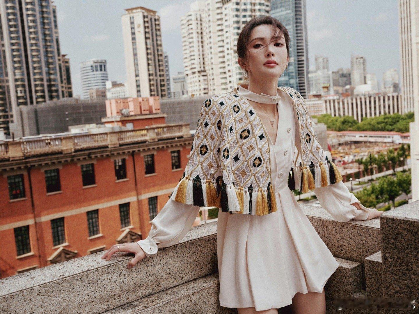金晨也是受了无妄之灾，本来她是海后这件事早就是圈内公认的事，只是没人会拿到台面上