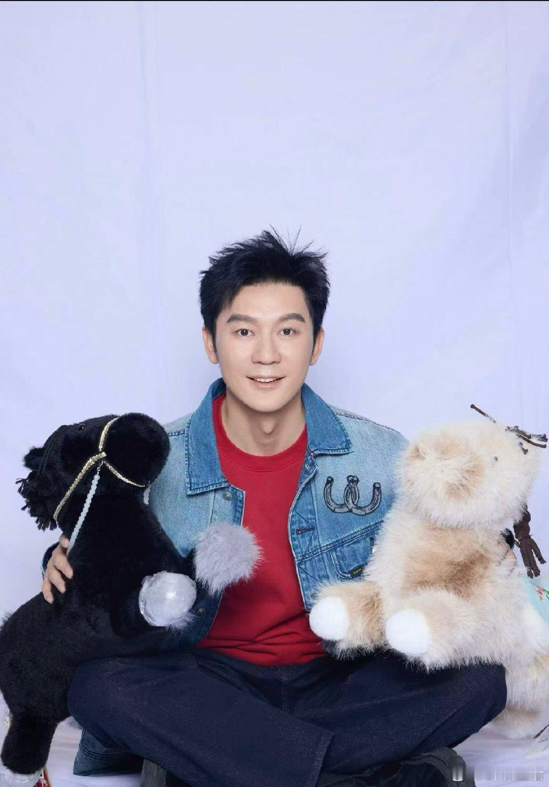 李晨跳舞四肢像刚认识的看着李晨努力跟上动作，奈何四肢完全不听使唤，生疏笨拙越看越
