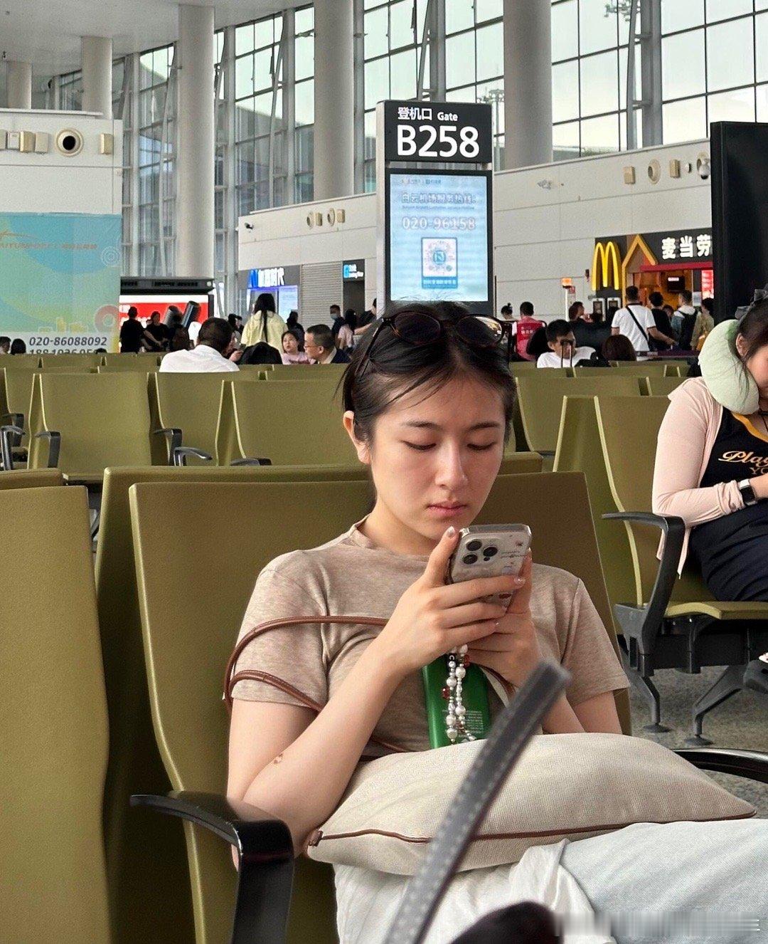 路人近期偶遇李兰迪，素颜状态特别好，完全没有任何明星架子的一款小女孩儿[色] ​