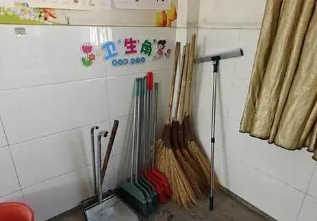 内蒙古包头，一中学班主任因扫把损坏与学生发生争执，学生不服，顶撞了他，班主任大怒