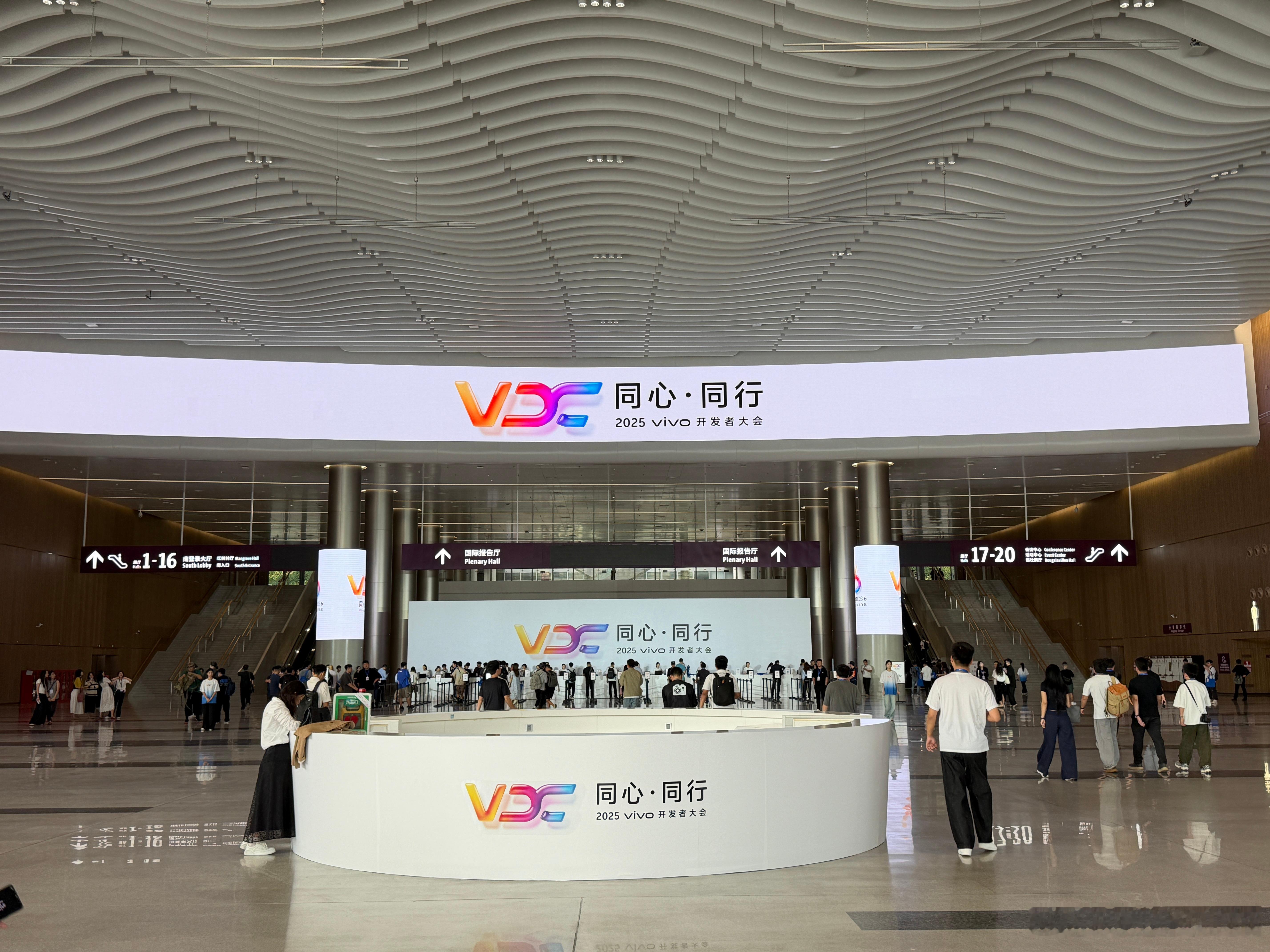 来咯，vivo开发者大会今天OringinOS 6.0也要正式更新了 ​​​