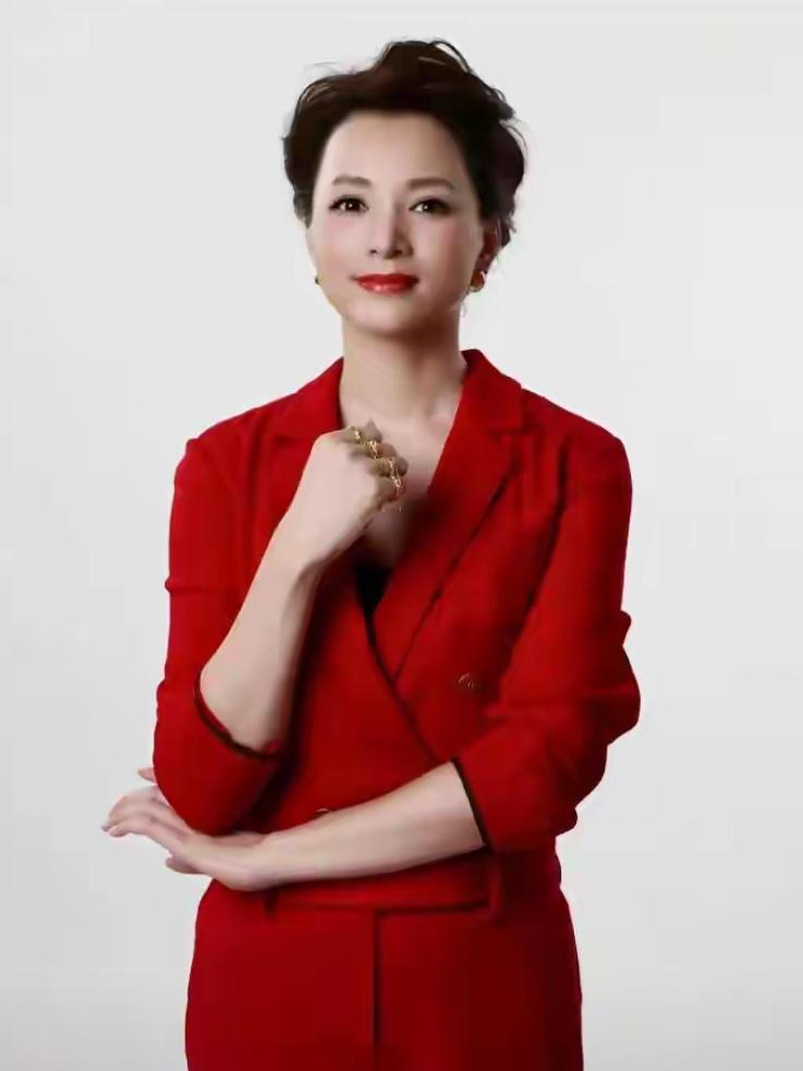 董卿美照分享，真美！[比心][比心][比心]董卿美了美了！[赞][赞][赞]董卿
