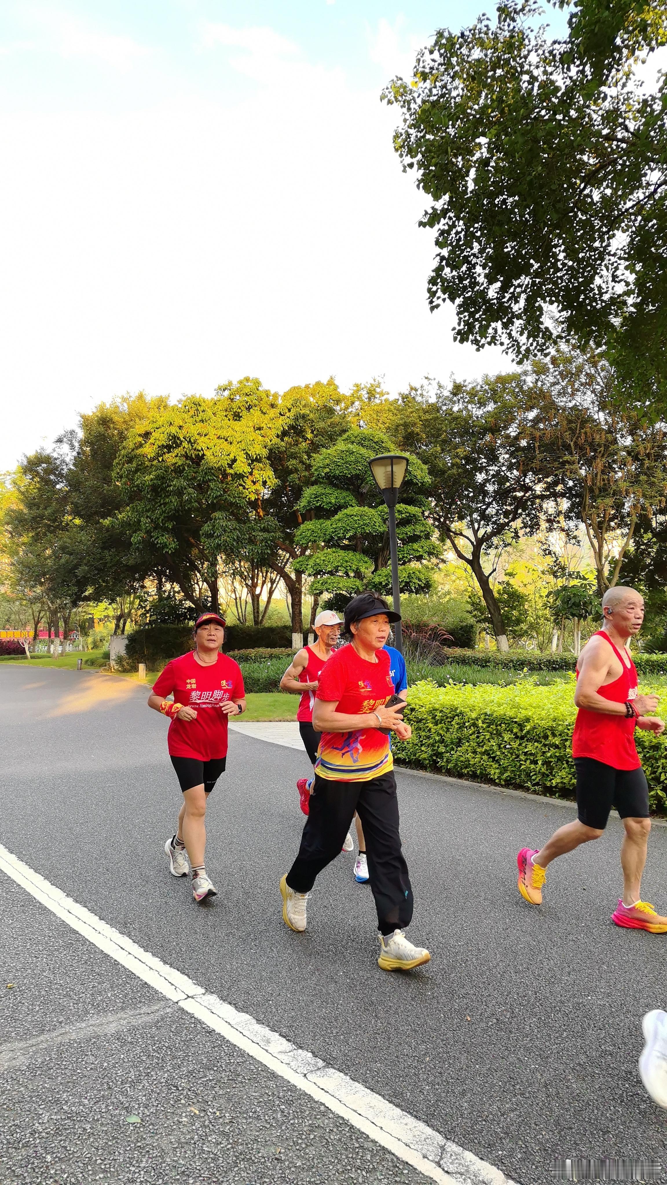 龙岩黎明脚步第十九次团跑活动，奔跑在美丽的龙津湖公园，奔跑遇见热爱，父爱温暖岁月