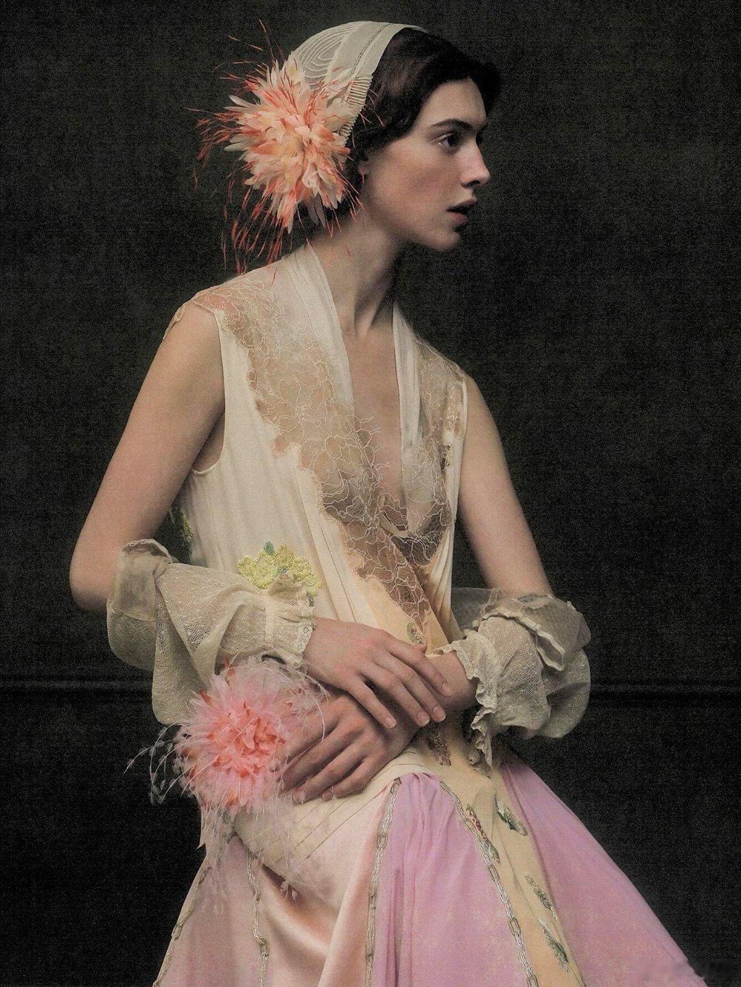 Daisy Edgar-Jones 英版Vogue，创意赋予古典服饰全新表达。P