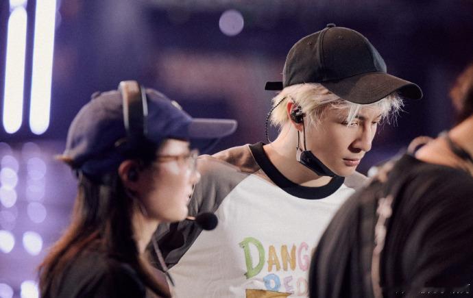 薛之谦演唱会生日场彩排照 没有灯光特效的加持，依旧全身心投入演唱，薛之谦对音乐的