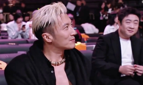 【#乔杉说谢霆锋是偶像# 】今年45岁的谢霆锋，从出道起便顶着“帅”的头衔活跃于