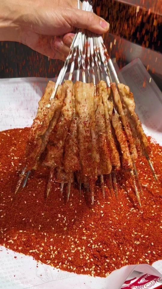 🍖火辣小鲤鱼。

🍖食材：
新鲜里脊肉、葱、姜、洋葱丝、蛋清、烧烤料、生粉、