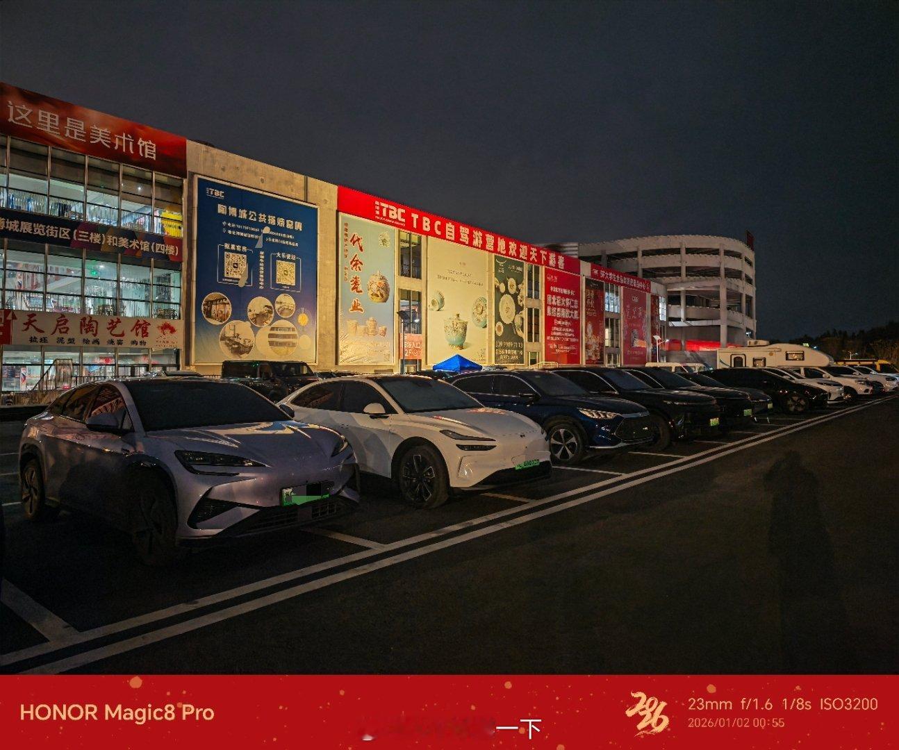 昨晚在景德镇自驾游营地睡的车里，可以看到基本上都是新能源车在这里露营，这里车位非