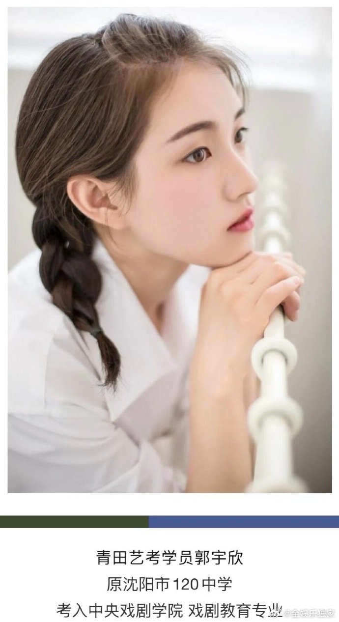 打脸 “换头” 传言！高中旧照里的她神态自然、五官清秀，没有丝毫人工痕迹，妥妥的