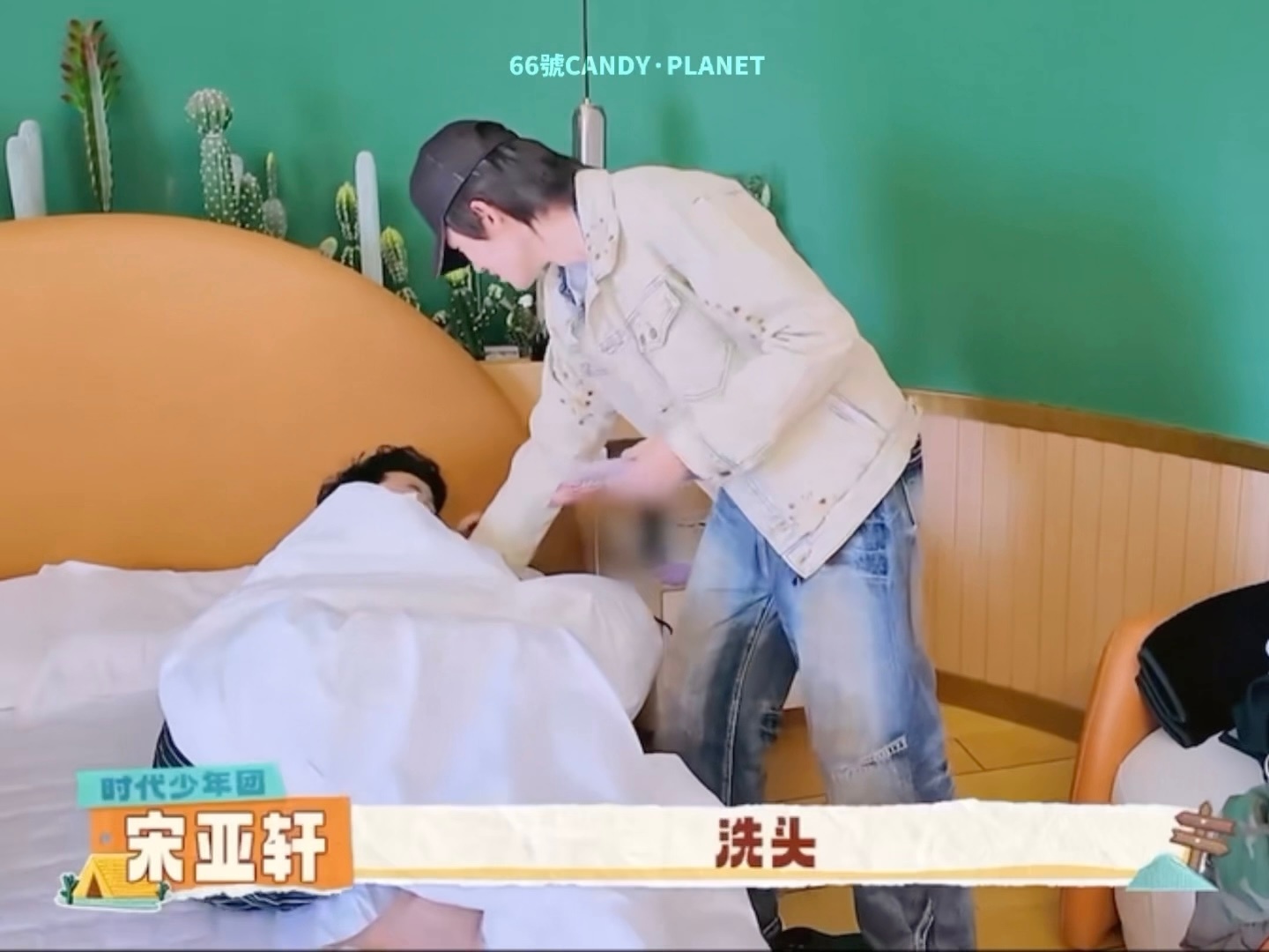 拉手腕不起 手就伸被子里 啥意思 