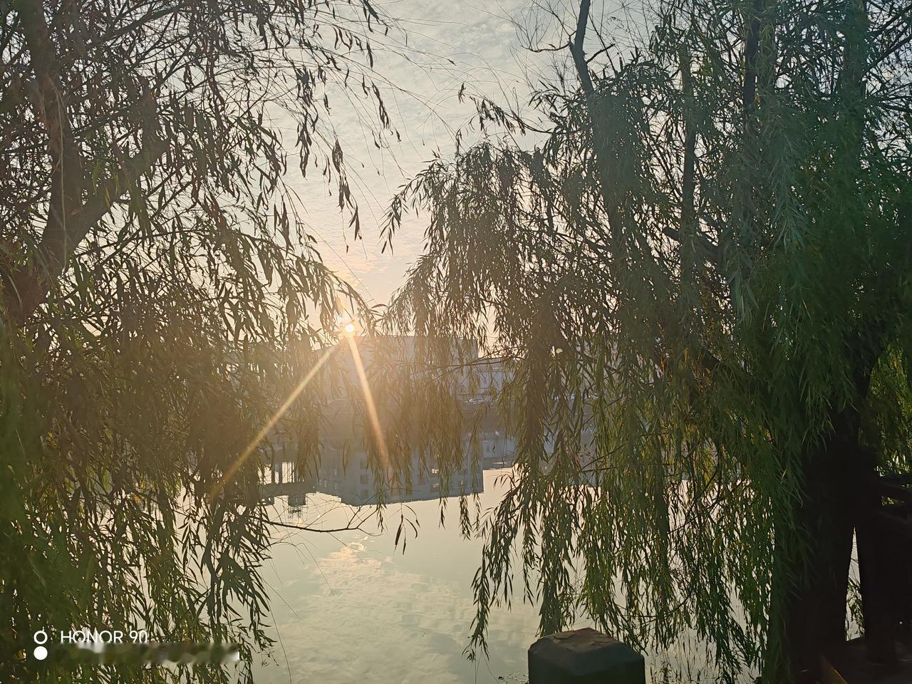 如果中小学校长可以把一线教师当人看，那么这个学校就可以众志成城，精诚团结；如果中