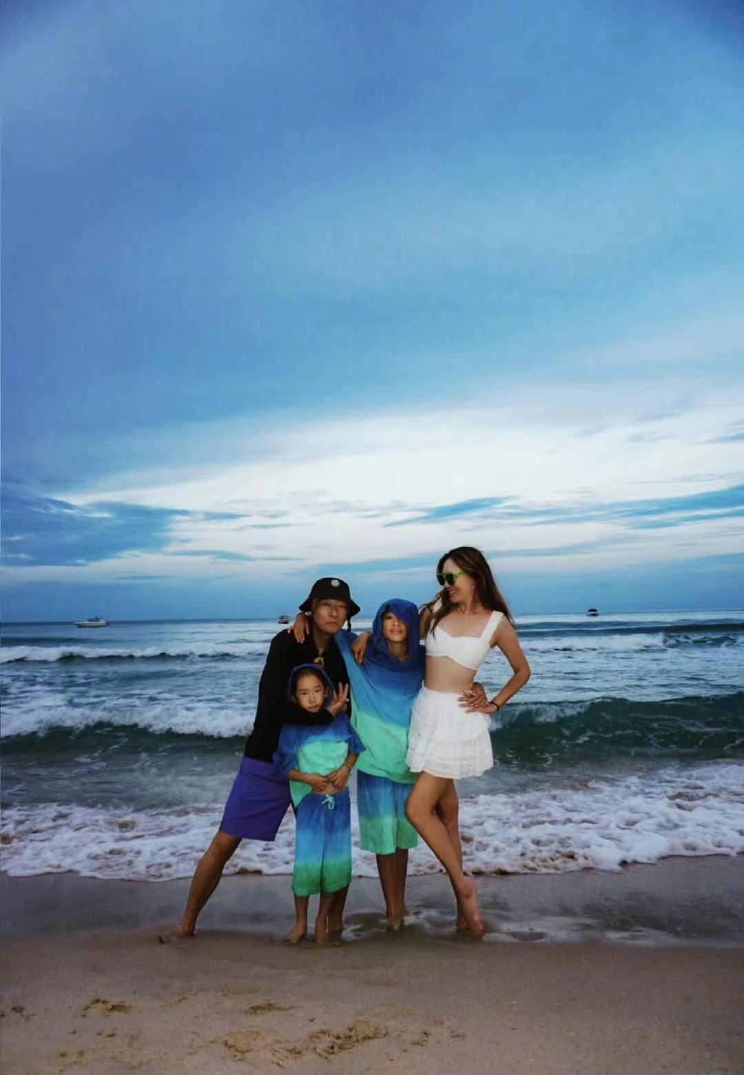 陈小春一家四口首登春晚 陈小春一家四口的东方卫视春晚首秀太让人期待了，不仅有精彩