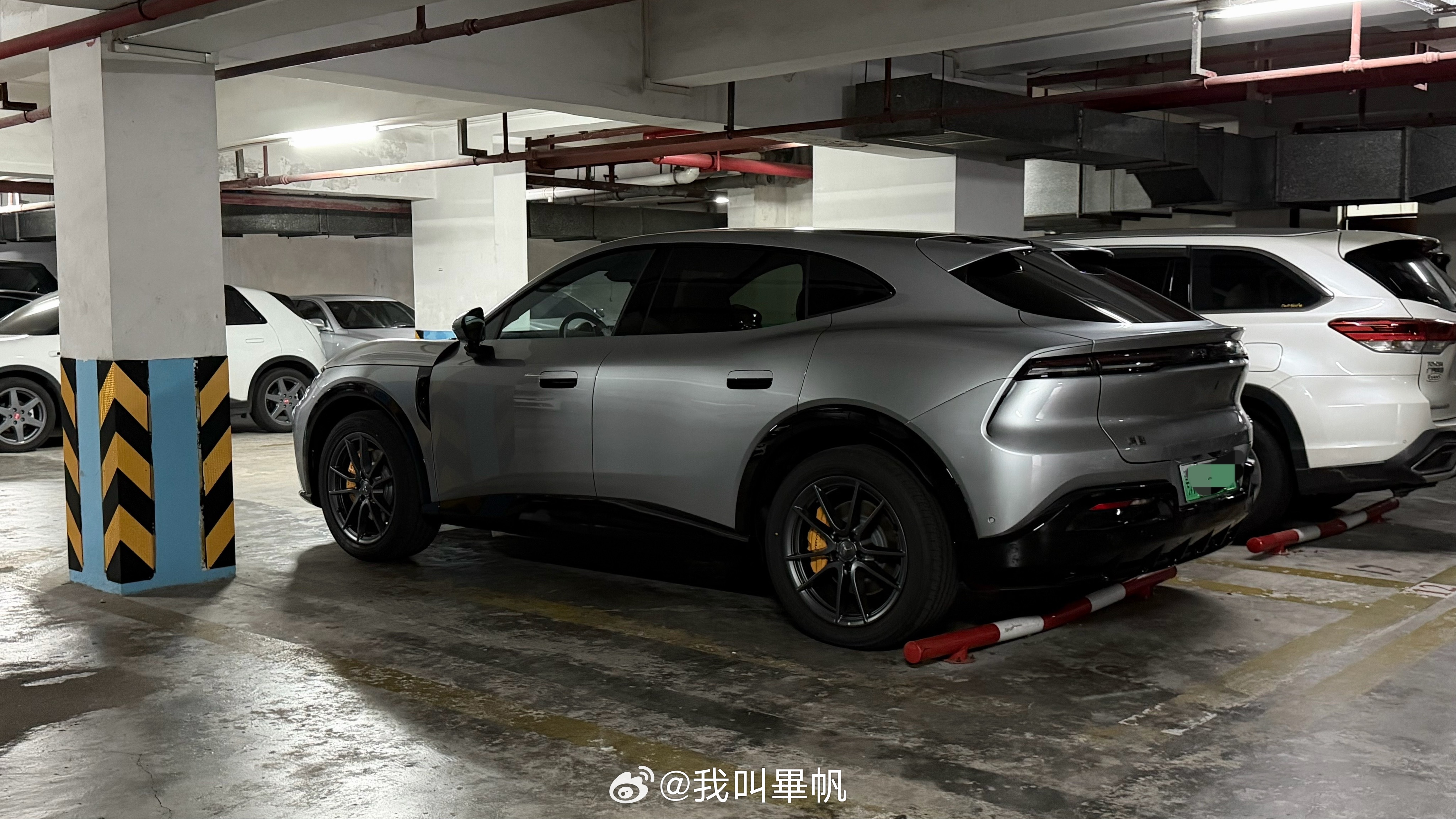哎哟，这是谁的岚图追光S啊？这么帅！这种线条就应该银色，这手“银”真不错！白内饰