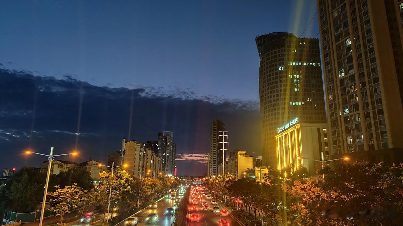 黑色的海浪在城市上方奔腾而过