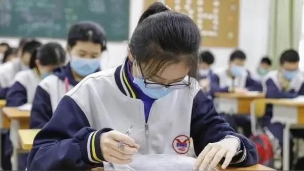 太心酸了！高考季藏着无数女孩的无奈，看完破防了
 
谁能想到？高考前药店最畅销的