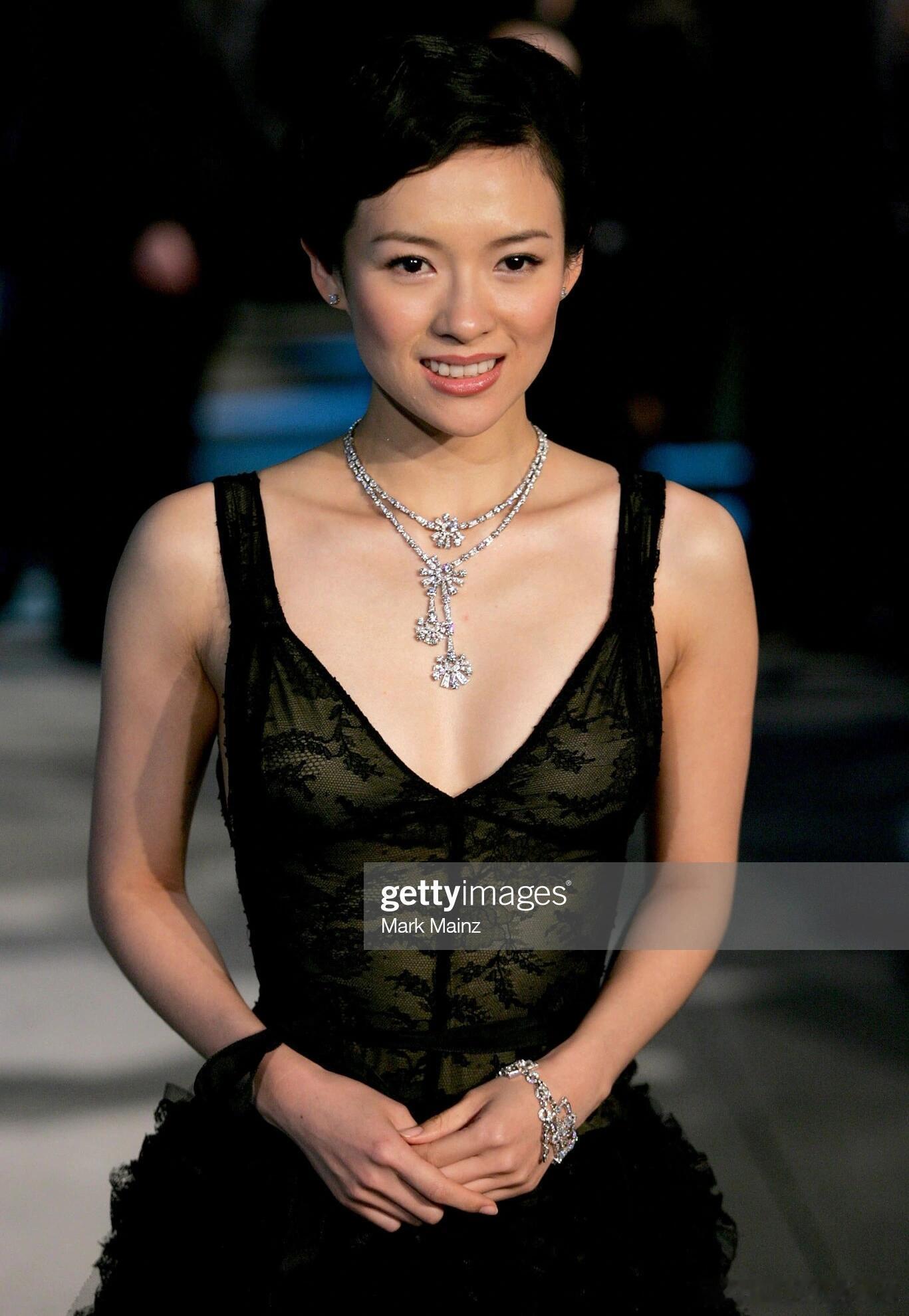 2005年，章子怡以颁奖嘉宾身份亮相奥斯卡红毯，身穿Monique Lhuill