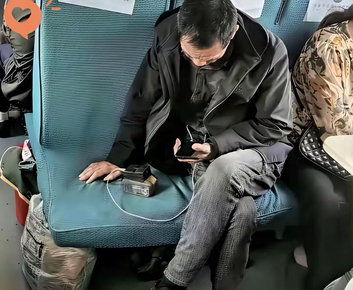 火车上看到的一幕！想问问，这大哥用来给手机充电的这东东是什么高科技？[what]
