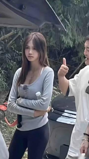 考拉这脸漂亮就不说了，身材也这么好看，果真像妈妈钟丽缇 