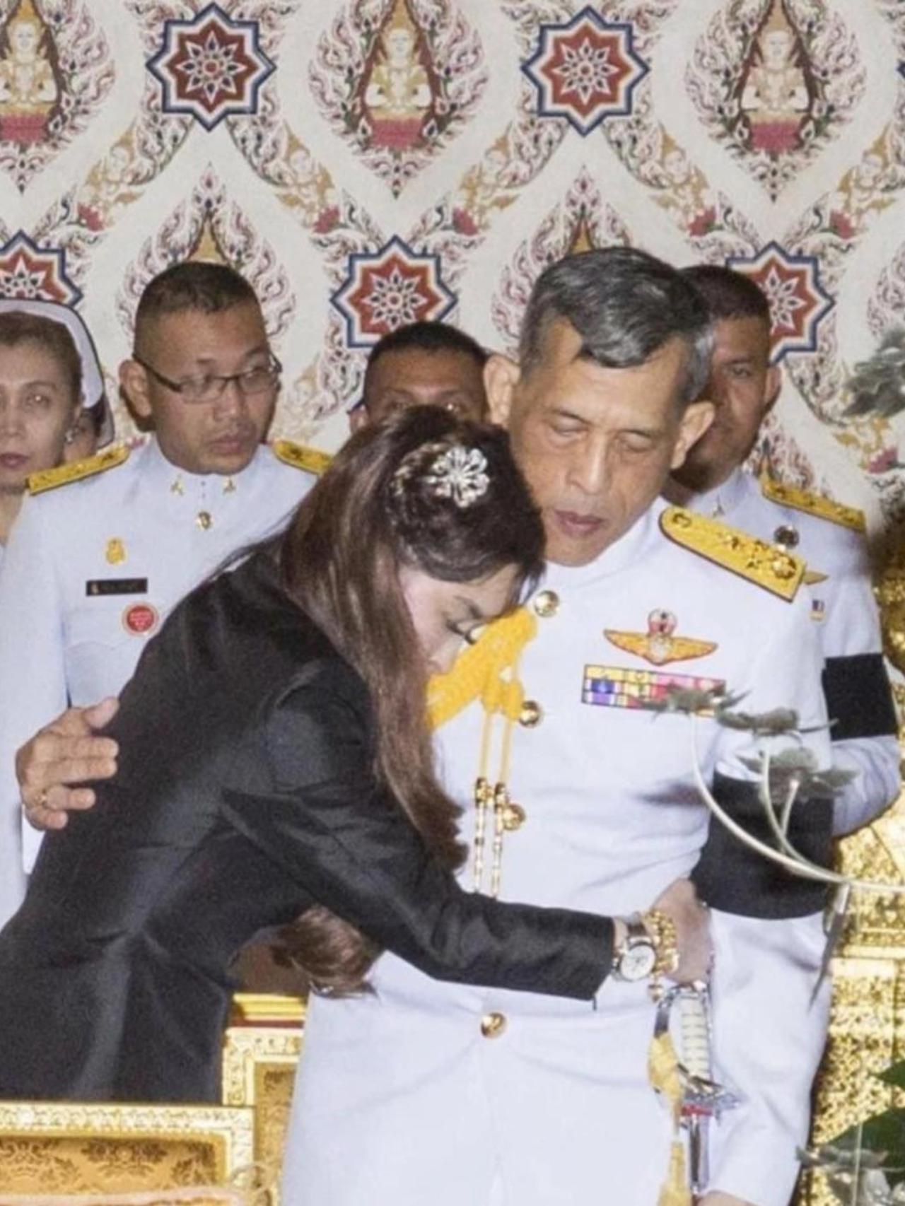 泰王最开心的笑容，都给了自己的家人
泰王向来给人高冷印象，于镜头前总是不苟言笑，