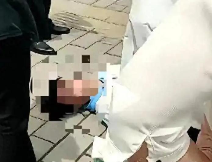 6月9日下午，高考刚结束，校门口热热闹闹、一阵欢呼。
一男生走出考场，不知是想耍