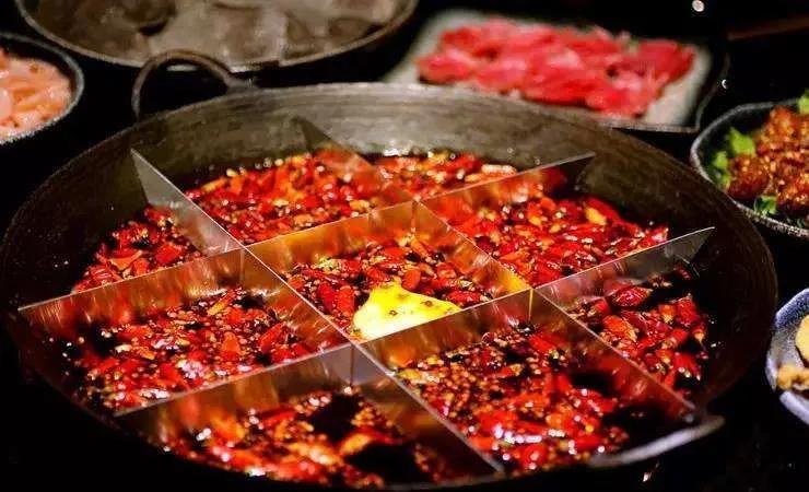 好羡慕重庆人，吃辣霸道皮肤还贼好
去重庆必吃美食？非麻麻辣辣九宫格火锅莫属了吧[
