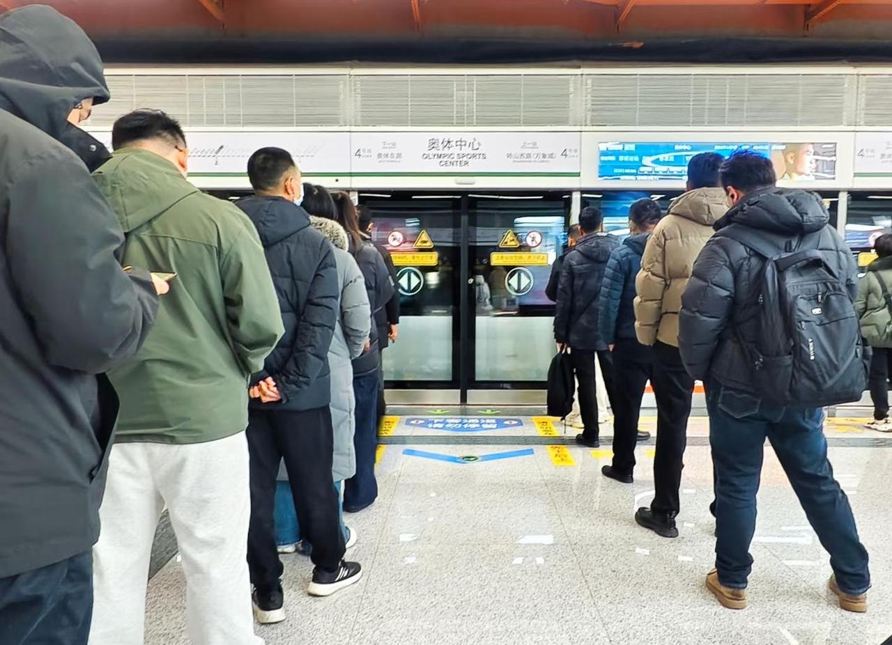 抬头撞见的文明一景
每天从奥体中心站换乘，总踩着匆匆的步子赶路，今儿个下车却没急