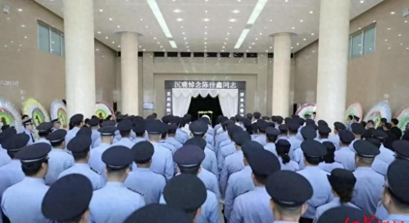 一命换一命！
6月18日下午，包头市一栋高楼外，30岁的女副所长陈佳鑫从窗户跃向