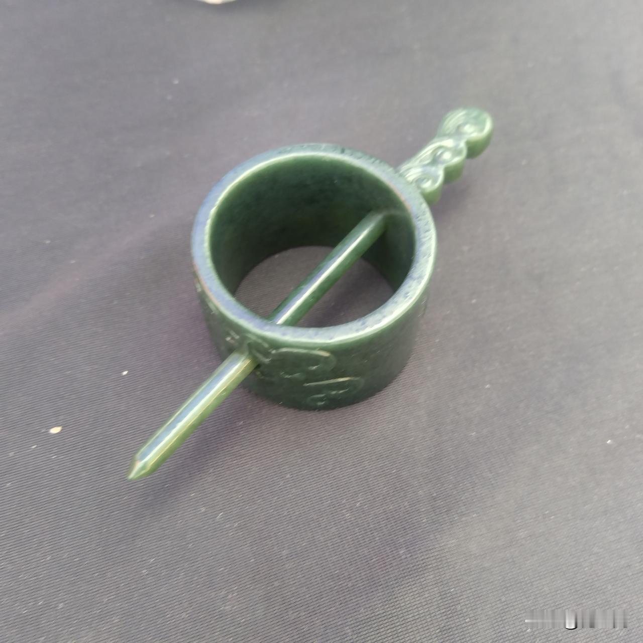古雅青玉束发冠｜承千年风雅，藏君子风骨
 
一枚温润青玉束发冠，配同料玉簪，素净
