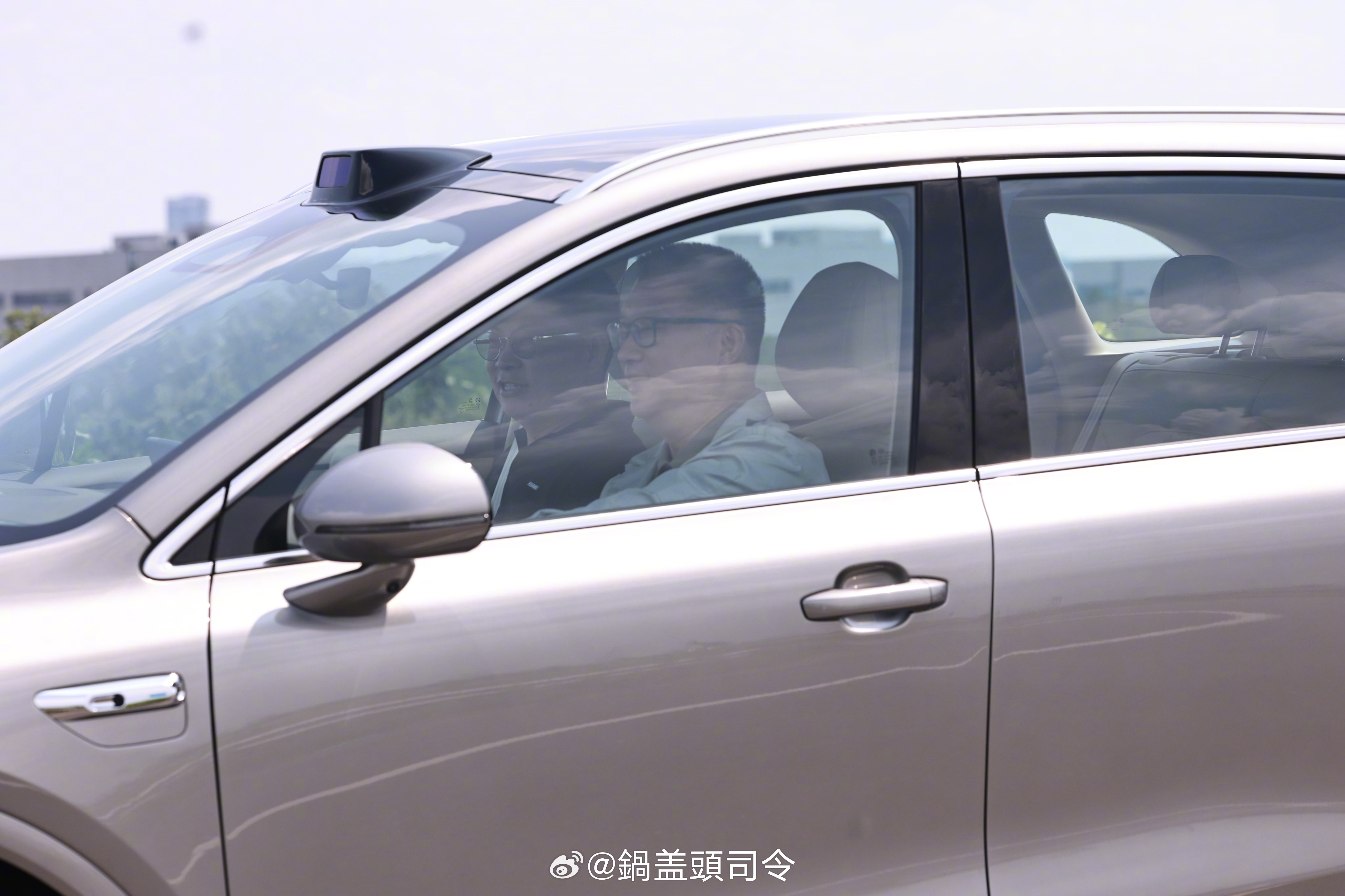 #余承东亲测尚界H5# 经网友爆料，近日，华为余承东和上汽总裁贾健旭在上汽共同试