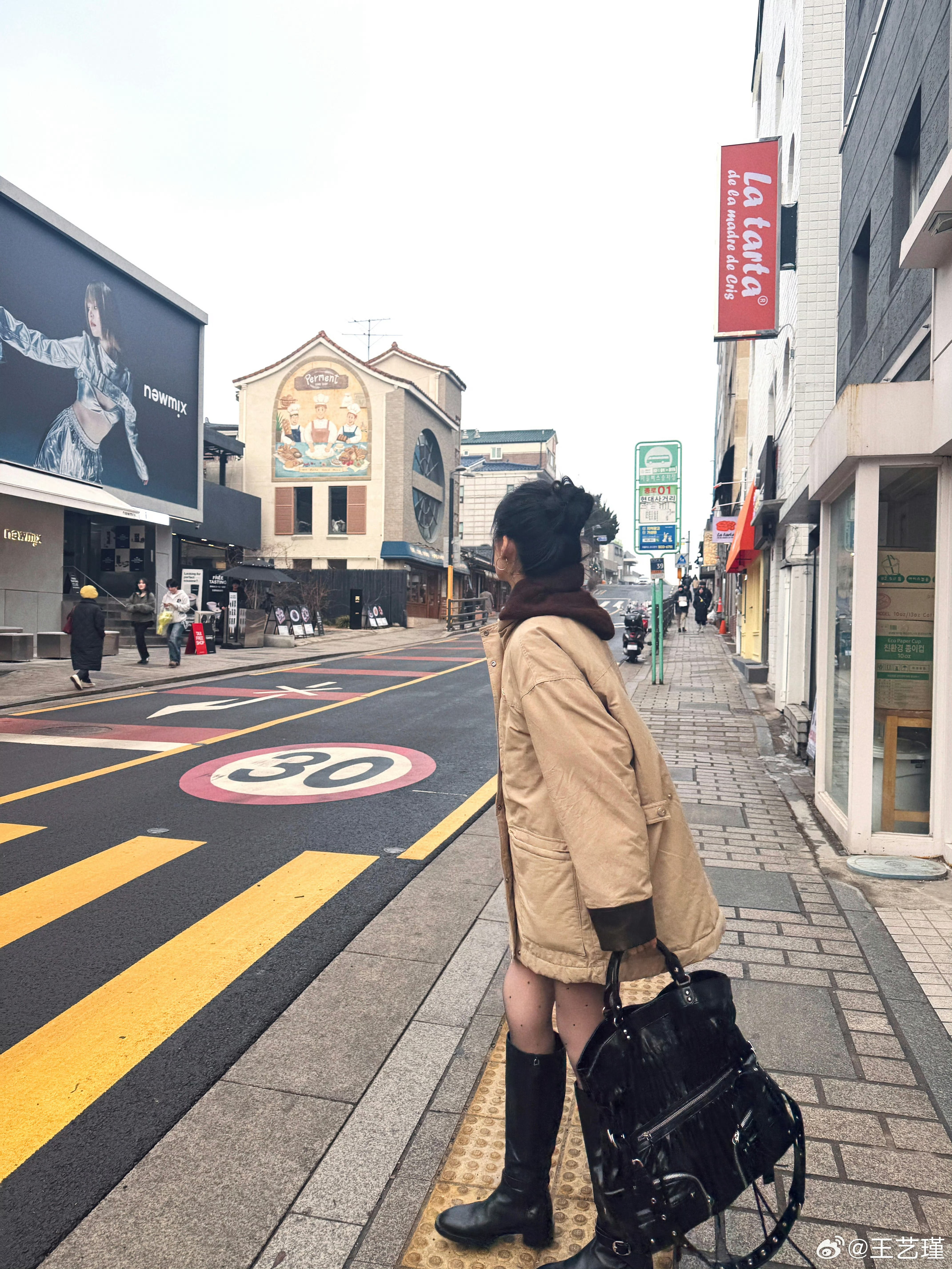 王艺瑾街拍黑丝 