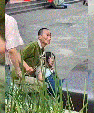 网友:一铁锹直接给干蒙圈了，成功救下小女孩！