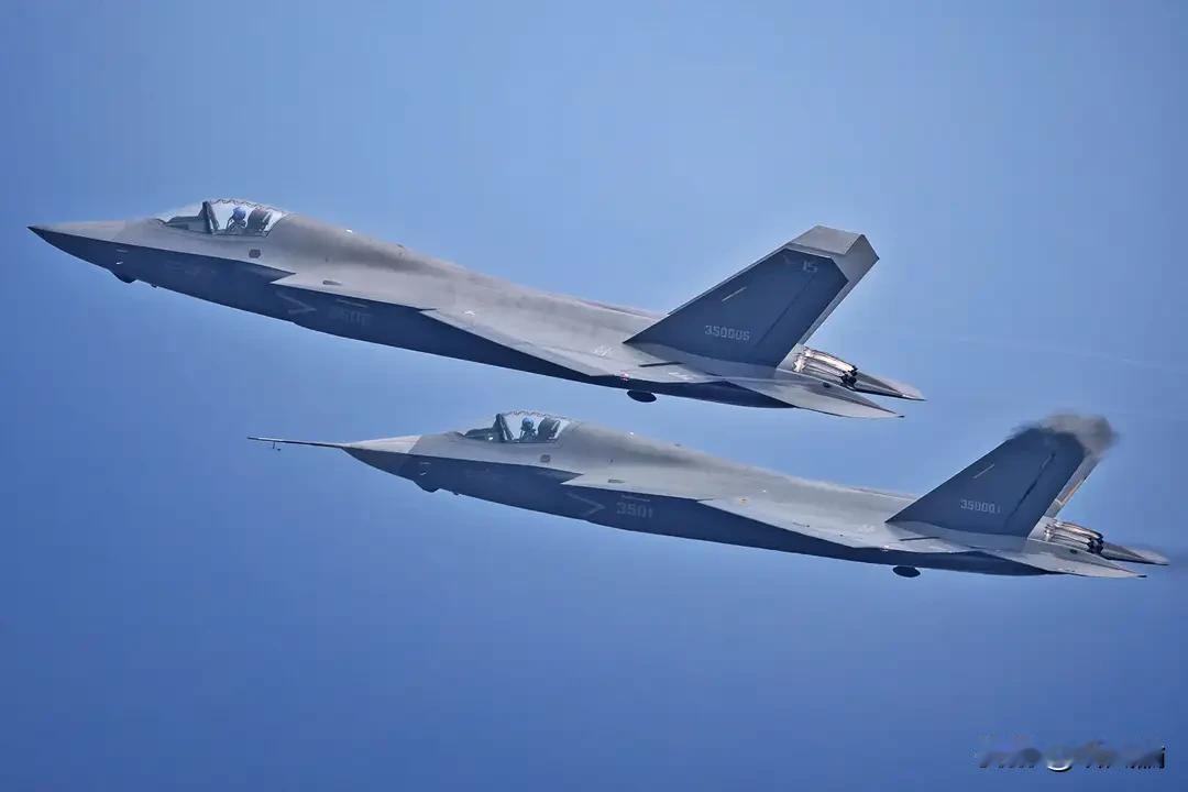 咱新隐身教练机美得很！抢韩国FA-50的饭碗？
网上流出的照片跟专利图能瞅见，洪