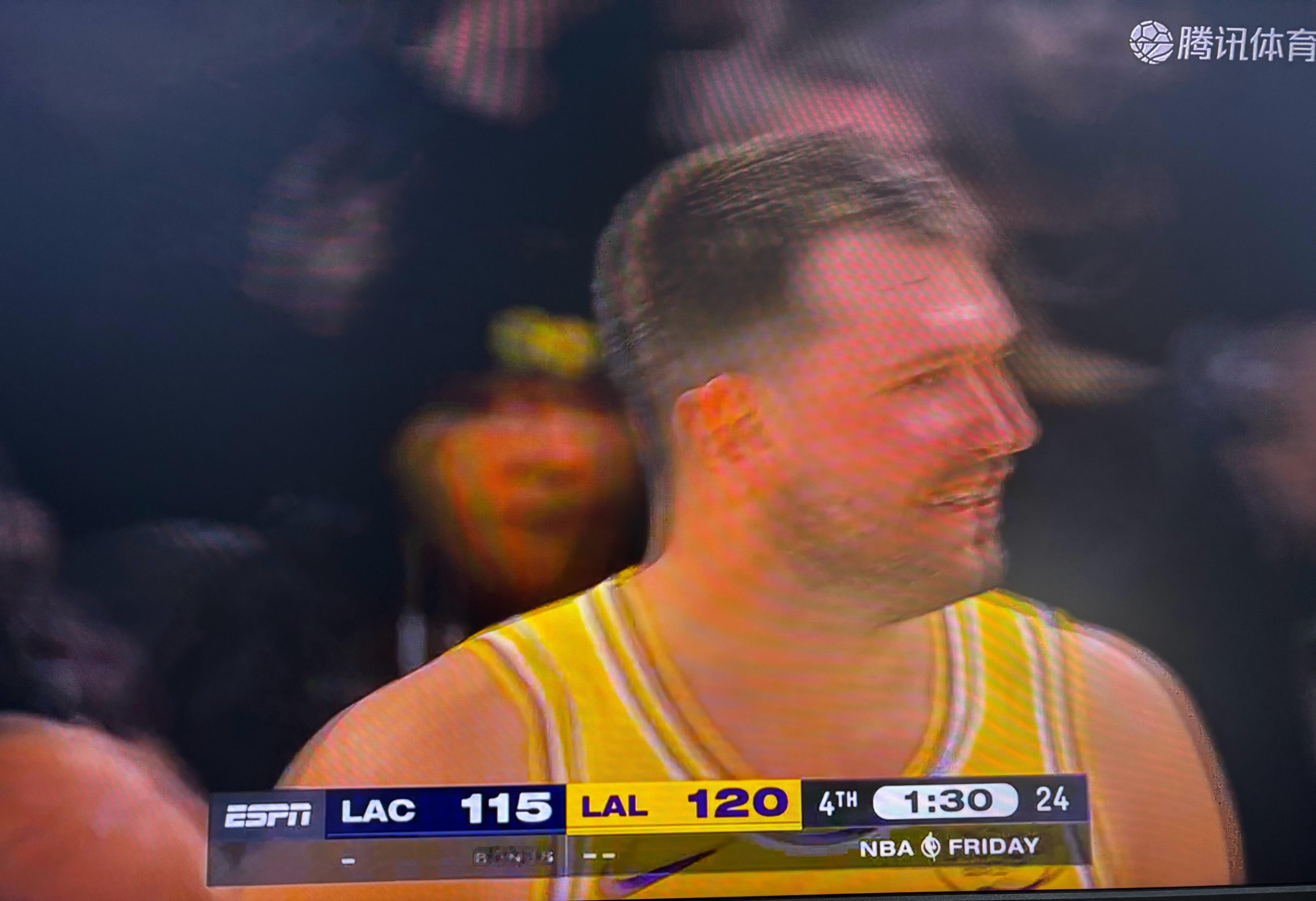 湖人今天这场比赛的最后时刻，完全是77在带着打，确实能得分。老詹在最后时刻基本没