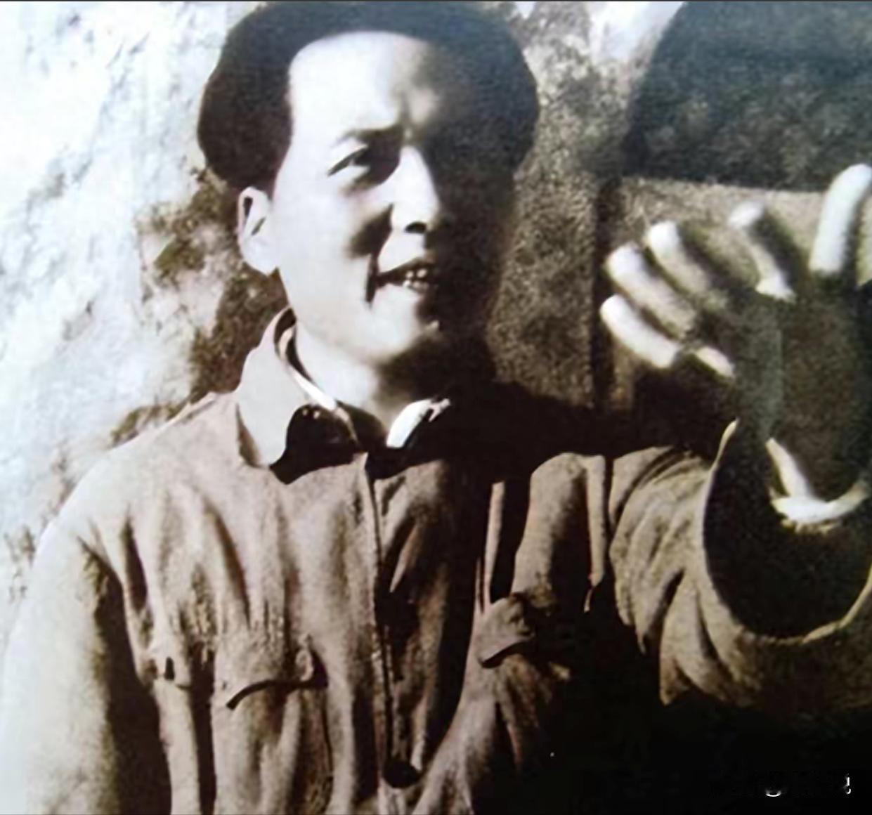 1927年，毛主席被捕后，在押去处死路上，突然对一名团丁说：“老哥，我腿疼，伤筋