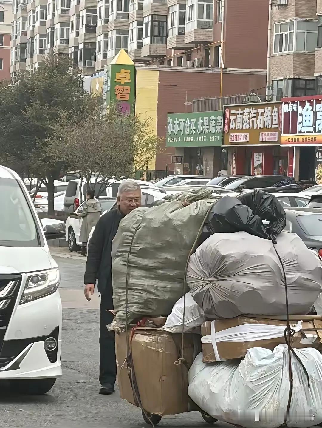 演技一流，做人高尚[玫瑰]
一个人的为人，恰恰是看他对底层人是什么样的态度[赞]