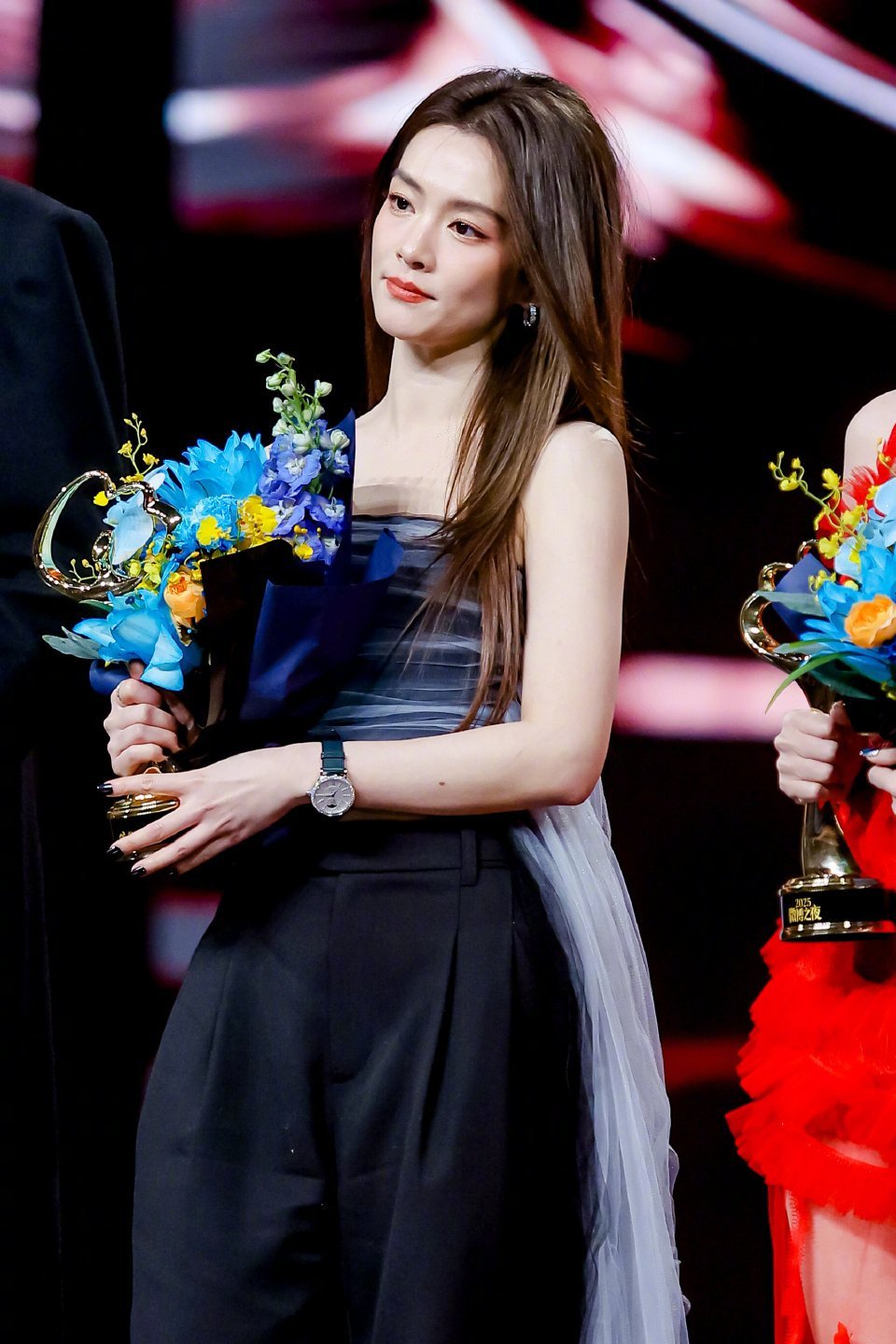 一张伟大的脸旁边又是一张伟大的脸 今晚微博之夜堪称颜值天花板现场，每一组同框都超