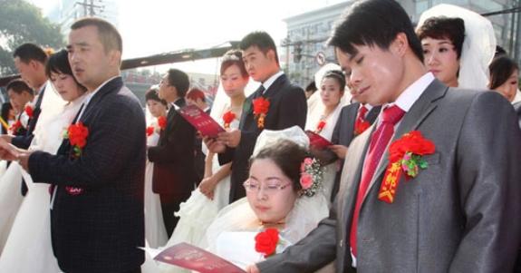 2011年，江西男子不顾一切迎娶瘫痪残疾女子。新婚夜前夕，岳母支走宾客，凑到他耳