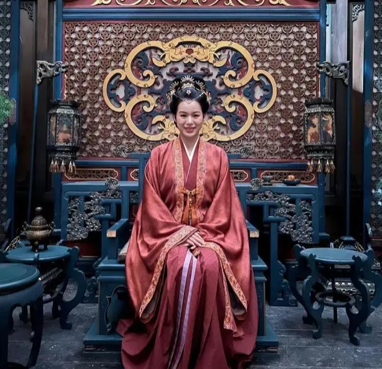 胡杏儿的丈夫来探望剧组，夫妻俩手牵着手，一个穿着现代服装，一个穿着古代服装，有一